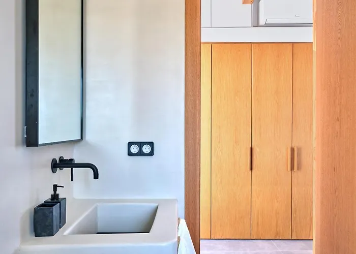 Zamira فيلة Isterni (Paros)