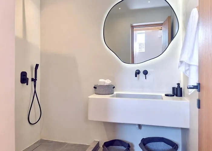 Zamira * Isterni (Paros)